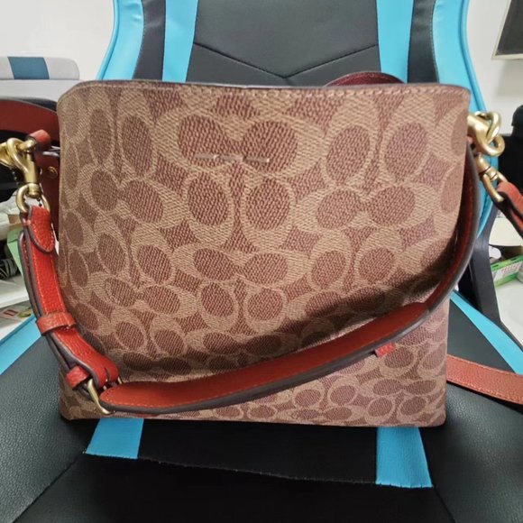 Coach Women's Cross-Body Bucket Bag C Lychee Pri - Picture 3 of 7